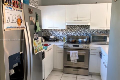 Condo in Miami, Florida, 3 bedrooms  № 1970584 - photo 3