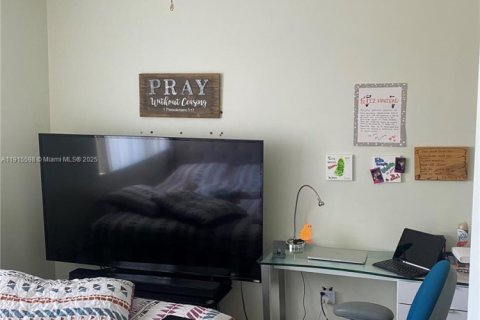 Condo in Miami, Florida, 3 bedrooms  № 1970584 - photo 15