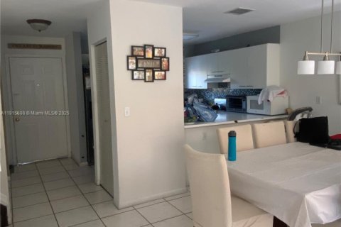 Condo in Miami, Florida, 3 bedrooms  № 1970584 - photo 8