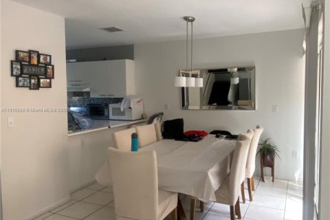 Condo in Miami, Florida, 3 bedrooms  № 1970584 - photo 9