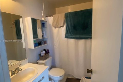 Condo in Miami, Florida, 3 bedrooms  № 1970584 - photo 17