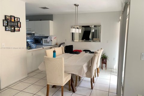 Condo in Miami, Florida, 3 bedrooms  № 1970584 - photo 10