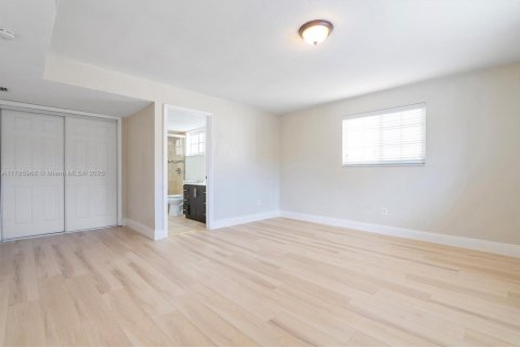 Commercial property in Coral Gables, Florida 305.09 sq.m. № 1741861 - photo 11