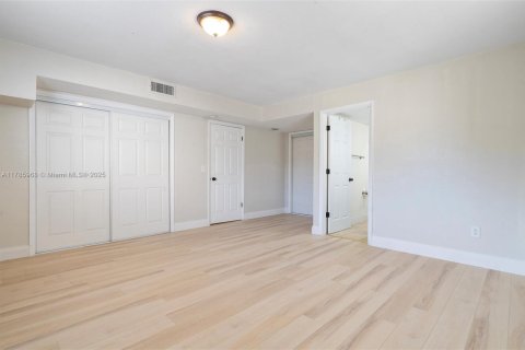 Commercial property in Coral Gables, Florida 305.09 sq.m. № 1741861 - photo 13