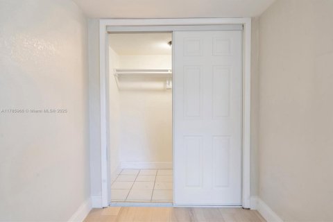 Commercial property in Coral Gables, Florida 305.09 sq.m. № 1741861 - photo 15