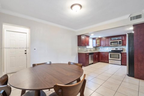 Commercial property in Coral Gables, Florida 305.09 sq.m. № 1741861 - photo 5