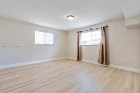 Commercial property in Coral Gables, Florida 305.09 sq.m. № 1741861 - photo 10