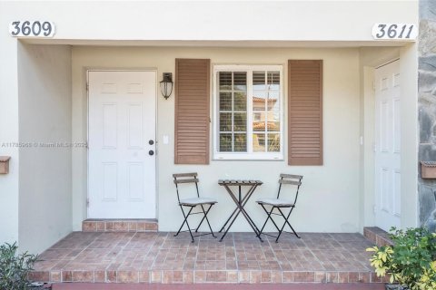 Commercial property in Coral Gables, Florida 305.09 sq.m. № 1741861 - photo 8