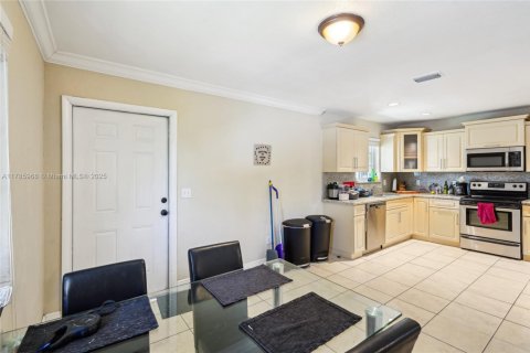 Commercial property in Coral Gables, Florida 305.09 sq.m. № 1741861 - photo 21
