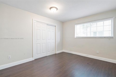 Commercial property in Coral Gables, Florida 305.09 sq.m. № 1741861 - photo 16
