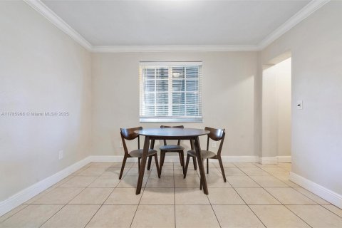 Commercial property in Coral Gables, Florida 305.09 sq.m. № 1741861 - photo 7