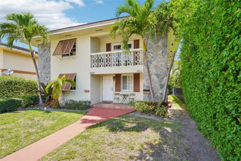Commercial property in Coral Gables, Florida 305.09 sq.m. № 1741861 - photo 1