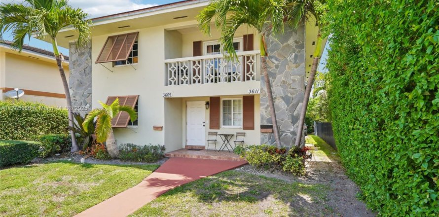 Commercial property in Coral Gables, Florida 305.09 sq.m. № 1741861