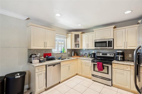 Commercial property in Coral Gables, Florida 305.09 sq.m. № 1741861 - photo 20