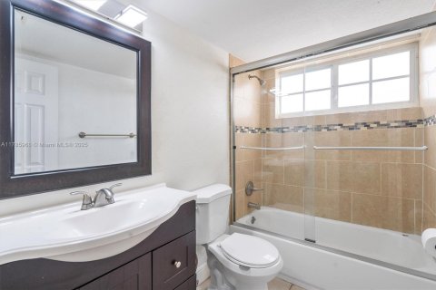 Commercial property in Coral Gables, Florida 305.09 sq.m. № 1741861 - photo 17