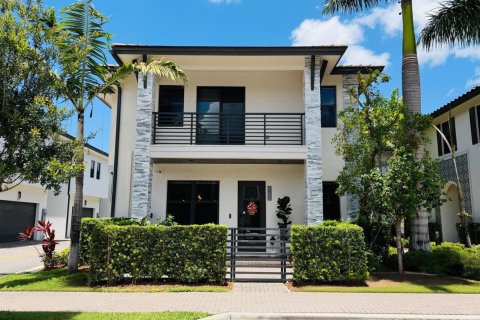 House in Doral, Florida 3 bedrooms, 200.11 sq.m. № 2078618