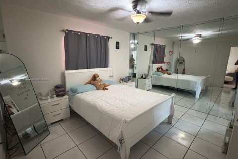 Condominio en venta en Hialeah, Florida, 2 dormitorios, 82.68 m2 № 1985407 - foto 6
