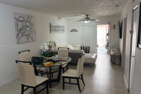 Condominio en venta en Hialeah, Florida, 2 dormitorios, 82.68 m2 № 1985407 - foto 1