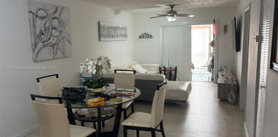 Condominio en Hialeah, Florida, 2 dormitorios № 1985407