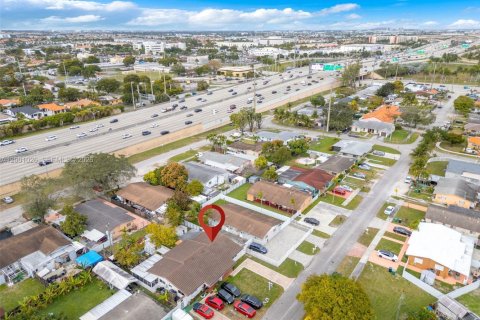 Снять в аренду виллу или дом в Майами, Флорида 2 спальни, 102.19м2, № 2065293 - фото 4