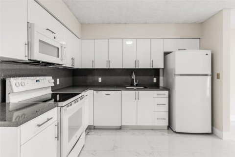 Снять в аренду виллу или дом в Майами, Флорида 2 спальни, 102.19м2, № 2065293 - фото 13