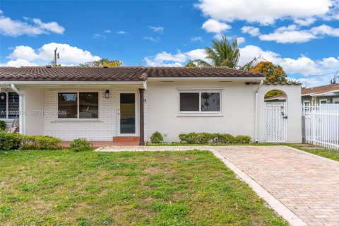 Снять в аренду виллу или дом в Майами, Флорида 2 спальни, 102.19м2, № 2065293 - фото 8