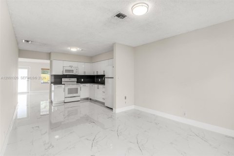 Снять в аренду виллу или дом в Майами, Флорида 2 спальни, 102.19м2, № 2065293 - фото 15