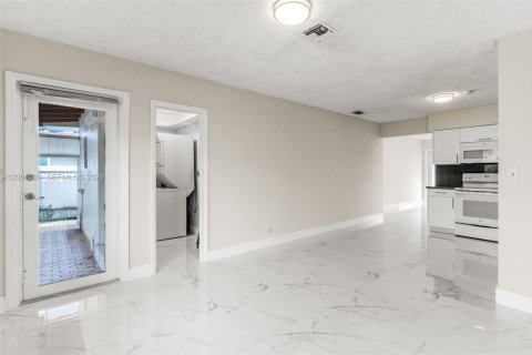 Снять в аренду виллу или дом в Майами, Флорида 2 спальни, 102.19м2, № 2065293 - фото 16