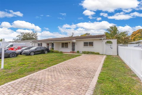 Снять в аренду виллу или дом в Майами, Флорида 2 спальни, 102.19м2, № 2065293 - фото 7