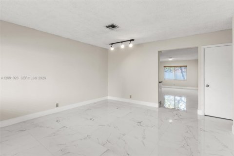 Снять в аренду виллу или дом в Майами, Флорида 2 спальни, 102.19м2, № 2065293 - фото 10