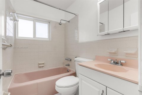 Снять в аренду виллу или дом в Майами, Флорида 2 спальни, 102.19м2, № 2065293 - фото 20