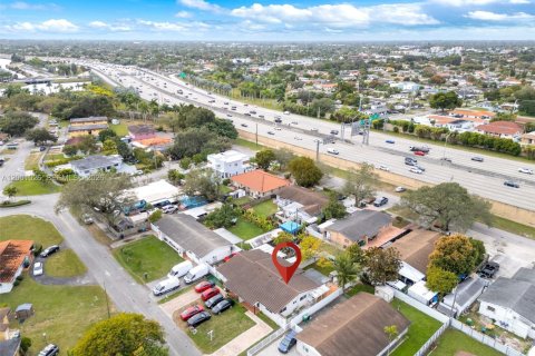 Снять в аренду виллу или дом в Майами, Флорида 2 спальни, 102.19м2, № 2065293 - фото 6