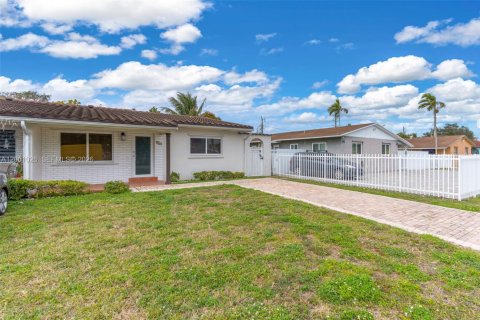 Снять в аренду виллу или дом в Майами, Флорида 2 спальни, 102.19м2, № 2065293 - фото 9