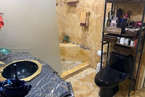 Casa en venta en Hialeah, Florida, 4 dormitorios, 223.99 m2 № 1761822 - foto 16