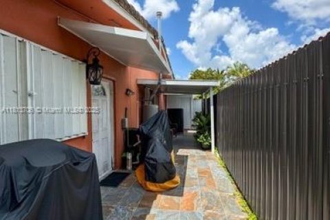 Casa en venta en Hialeah, Florida, 4 dormitorios, 223.99 m2 № 1761822 - foto 4