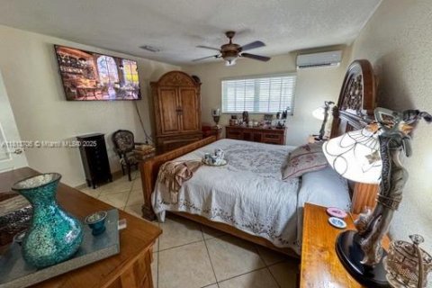 Casa en venta en Hialeah, Florida, 4 dormitorios, 223.99 m2 № 1761822 - foto 14