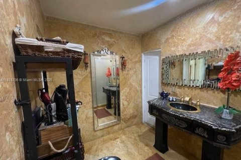 Casa en venta en Hialeah, Florida, 4 dormitorios, 223.99 m2 № 1761822 - foto 15