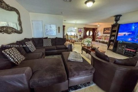 Casa en venta en Hialeah, Florida, 4 dormitorios, 223.99 m2 № 1761822 - foto 6