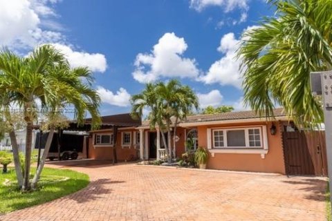 Casa en venta en Hialeah, Florida, 4 dormitorios, 223.99 m2 № 1761822 - foto 1