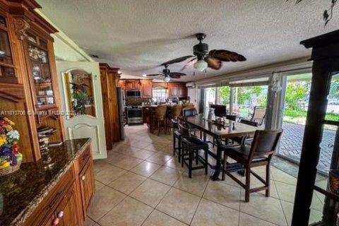 Casa en venta en Hialeah, Florida, 4 dormitorios, 223.99 m2 № 1761822 - foto 8