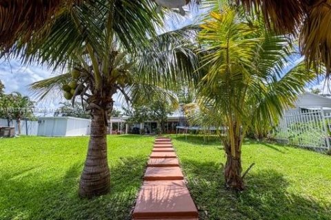 Casa en venta en Hialeah, Florida, 4 dormitorios, 223.99 m2 № 1761822 - foto 24