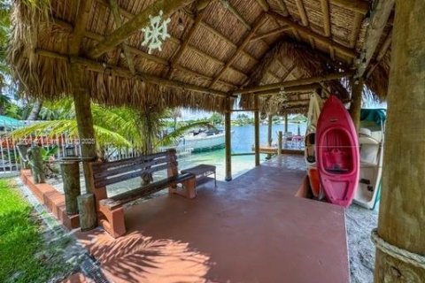 Casa en venta en Hialeah, Florida, 4 dormitorios, 223.99 m2 № 1761822 - foto 25