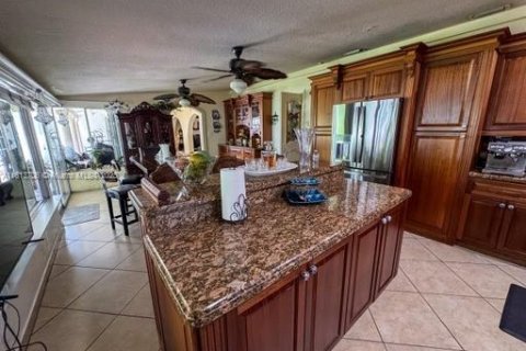 Casa en venta en Hialeah, Florida, 4 dormitorios, 223.99 m2 № 1761822 - foto 10