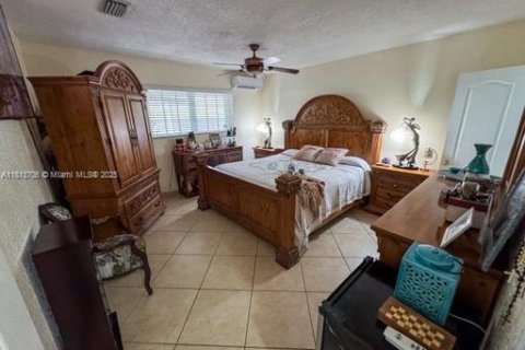 Casa en venta en Hialeah, Florida, 4 dormitorios, 223.99 m2 № 1761822 - foto 13