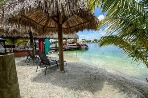 Casa en venta en Hialeah, Florida, 4 dormitorios, 223.99 m2 № 1761822 - foto 27