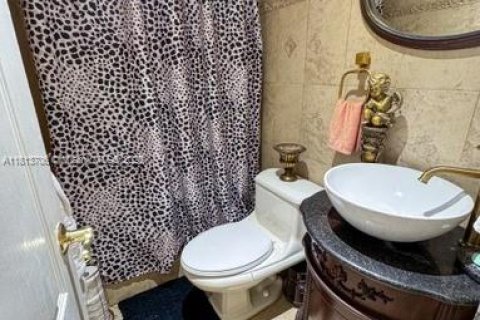 Casa en venta en Hialeah, Florida, 4 dormitorios, 223.99 m2 № 1761822 - foto 12
