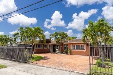 Casa en venta en Hialeah, Florida, 4 dormitorios, 223.99 m2 № 1761822 - foto 2