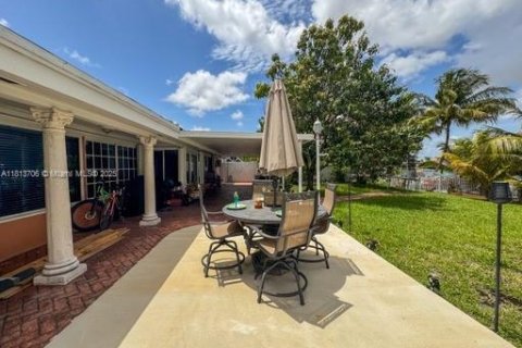 Casa en venta en Hialeah, Florida, 4 dormitorios, 223.99 m2 № 1761822 - foto 22