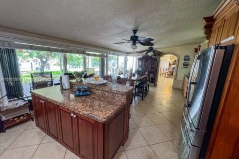 Casa en venta en Hialeah, Florida, 4 dormitorios, 223.99 m2 № 1761822 - foto 9