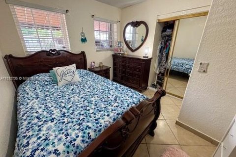 Casa en venta en Hialeah, Florida, 4 dormitorios, 223.99 m2 № 1761822 - foto 11